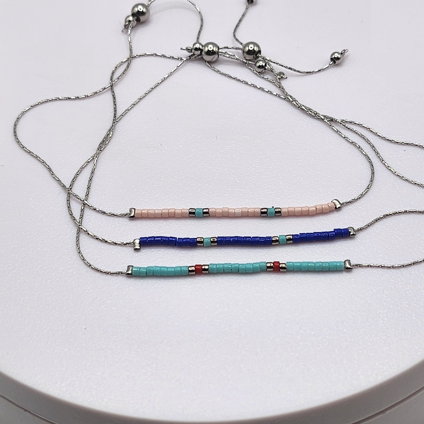 Pulseiras Prateadas e Douradas Coloridas: