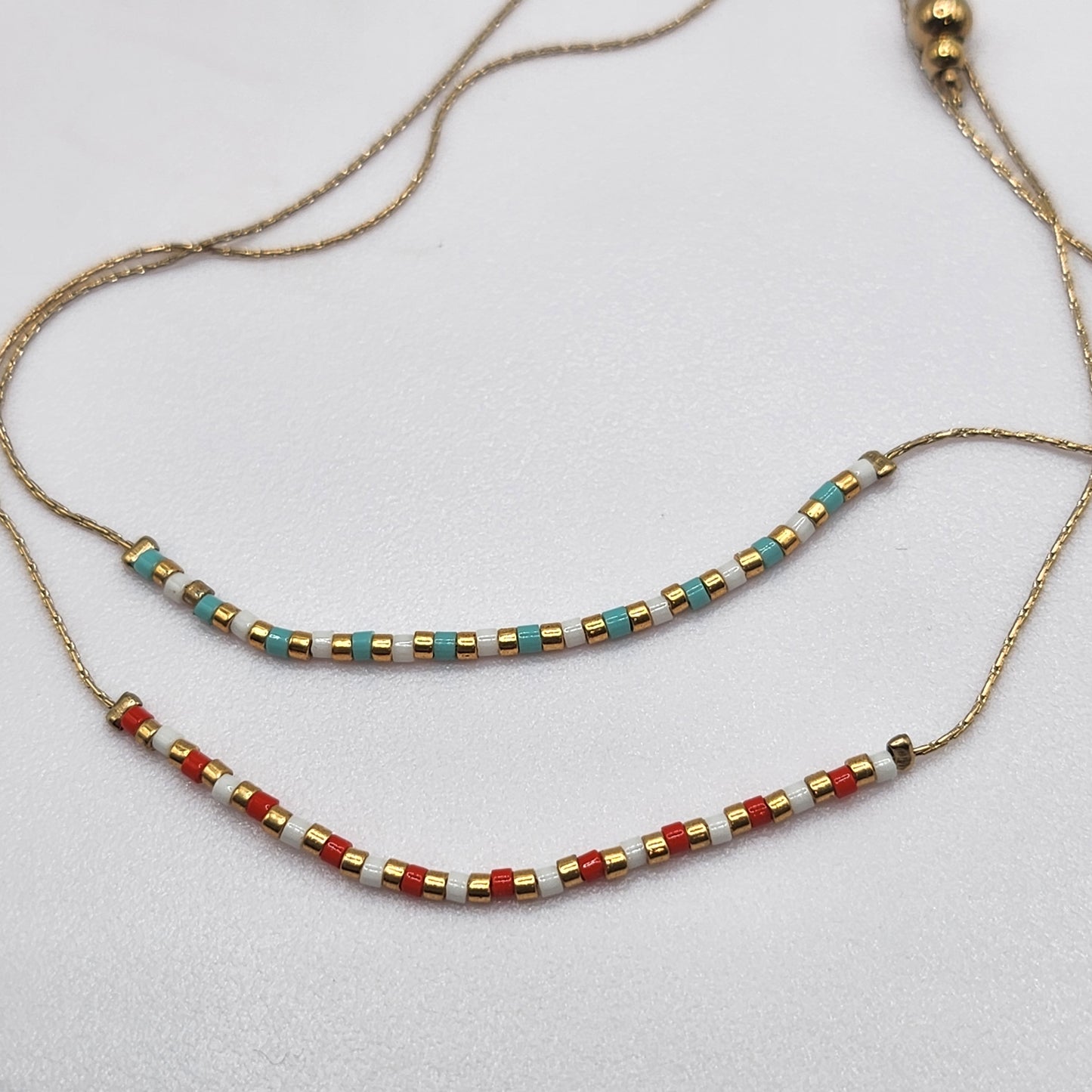 Pulseiras Prateadas e Douradas Coloridas: