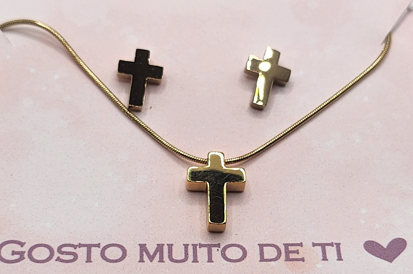 Conjunto de colar e brincos com cruz
