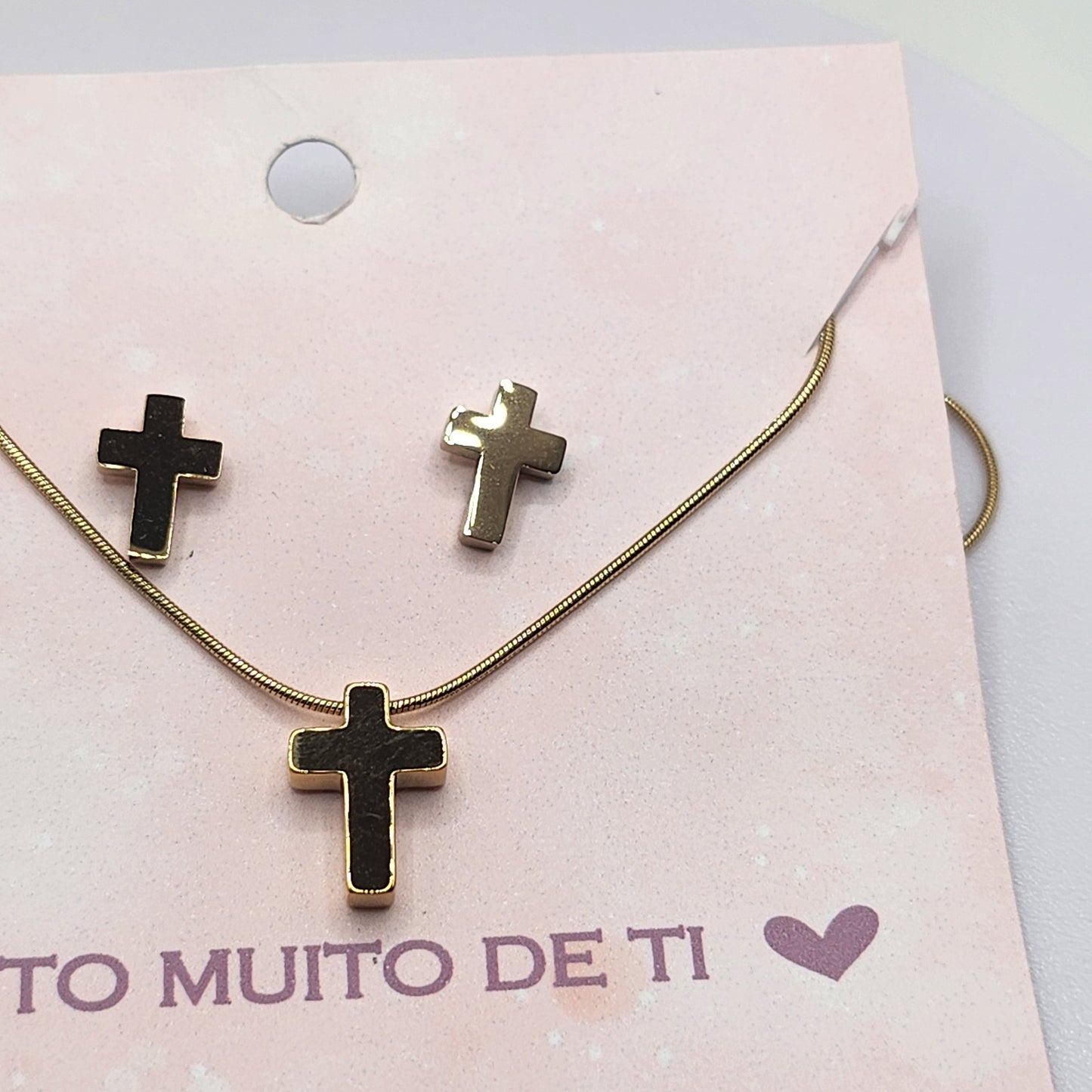 Conjunto de colar e brincos com cruz