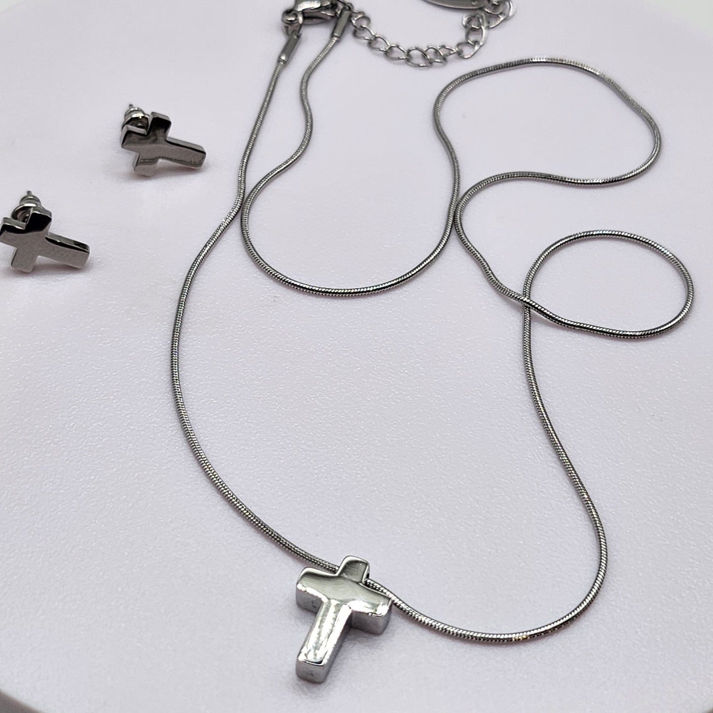 Conjunto de colar e brincos com cruz