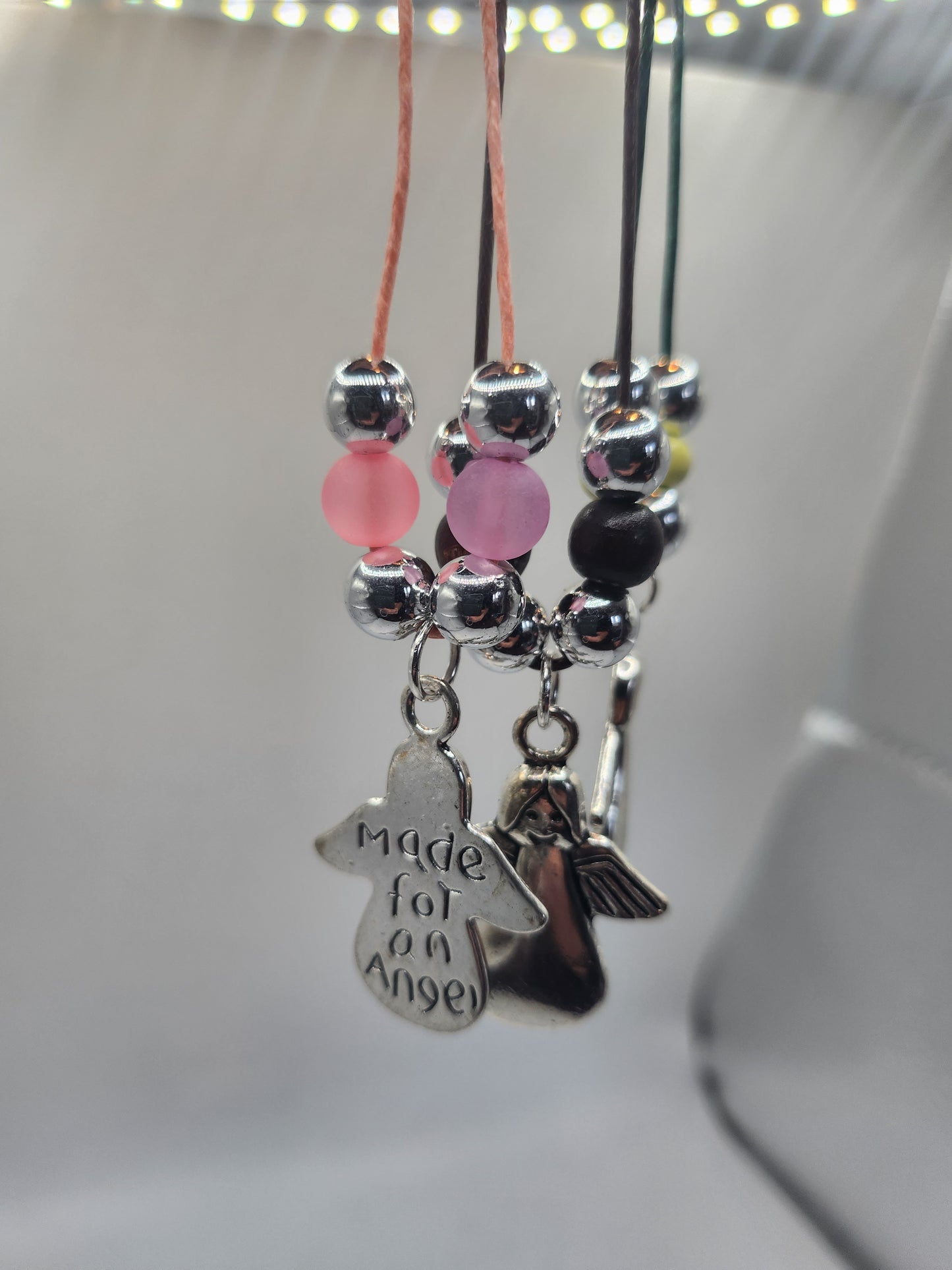 Colar com Medalha de Anjinho em Aço Inox e Fio de Algodão