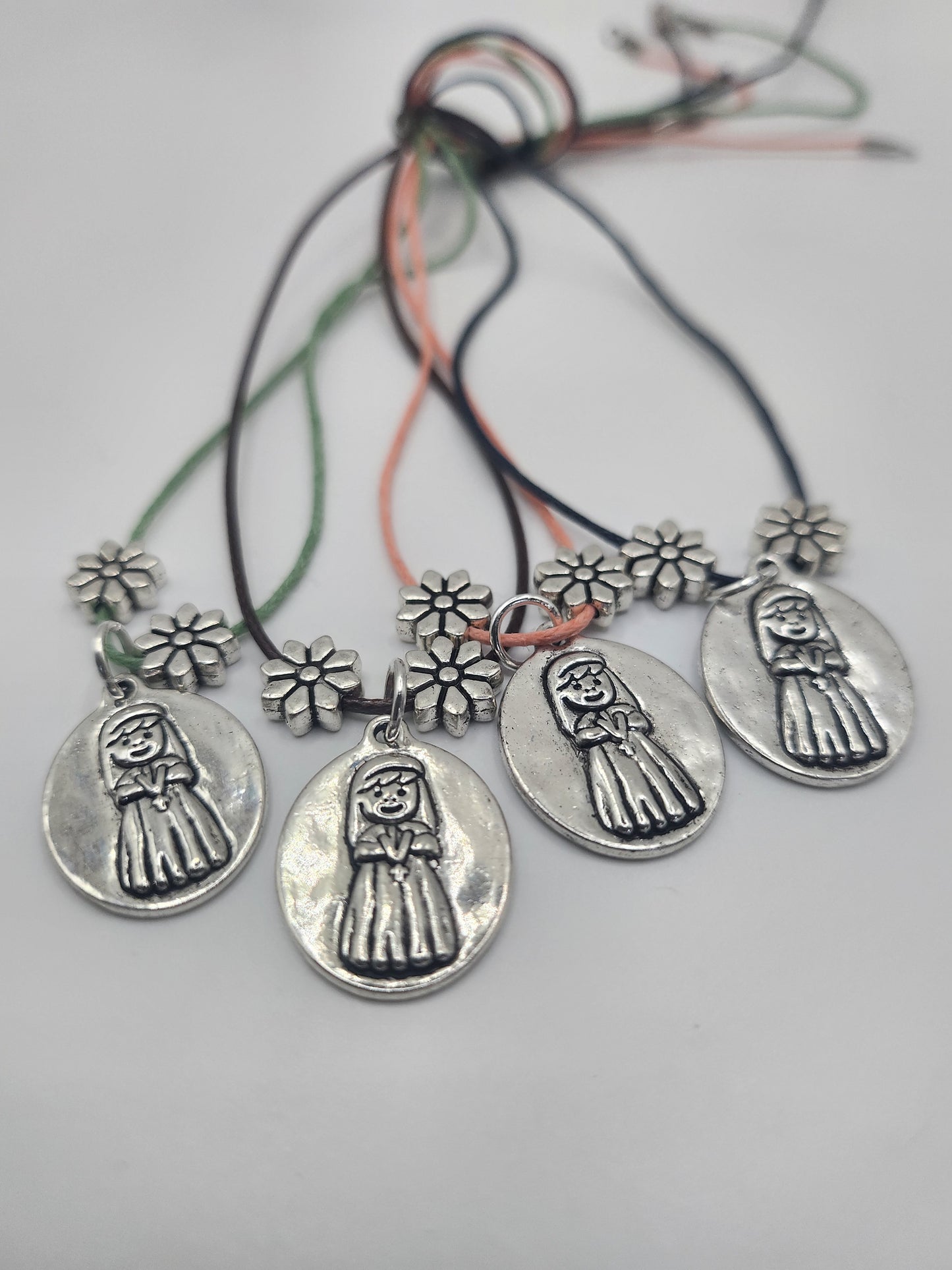 Colar com Medalha de Santinha em Aço Inox e Fio de Algodão