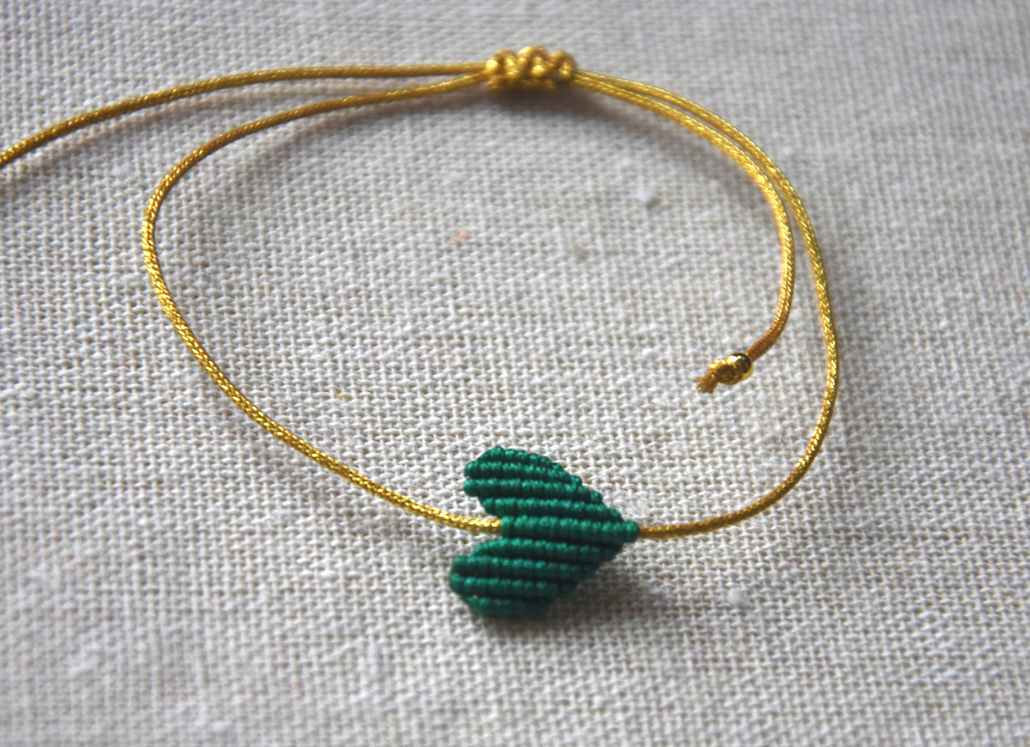 Pulseiras artesanais com coração grande