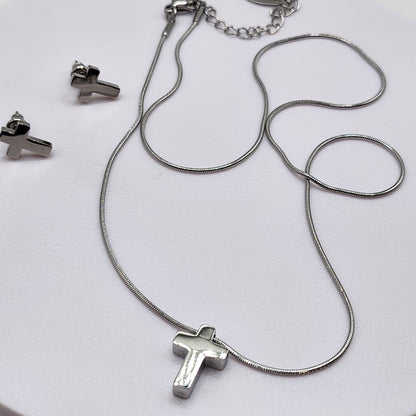 Conjunto de colar e brincos com cruz