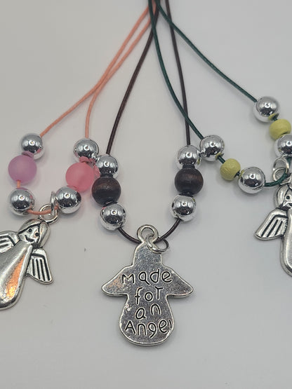 Colar com Medalha de Anjinho em Aço Inox e Fio de Algodão