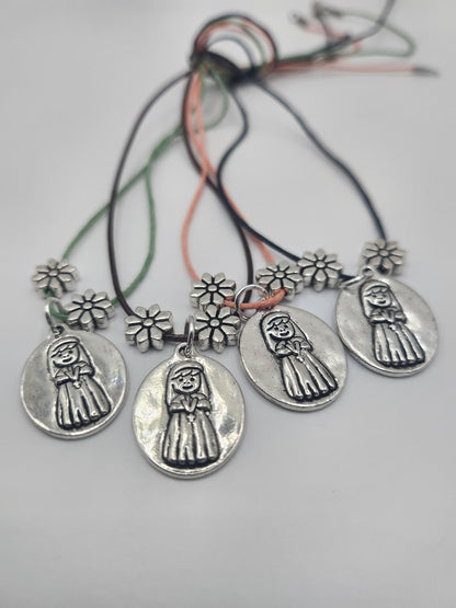 Colar com Medalha de Santinha em Aço Inox e Fio de Algodão