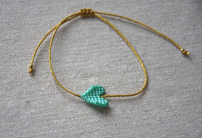 Pulseiras artesanais com coração grande