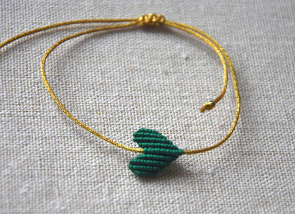 Pulseiras artesanais com coração grande