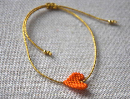 Pulseiras artesanais com coração grande