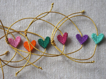 Pulseiras artesanais com coração grande