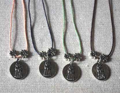 Colar com Medalha de Santinha em Aço Inox e Fio de Algodão